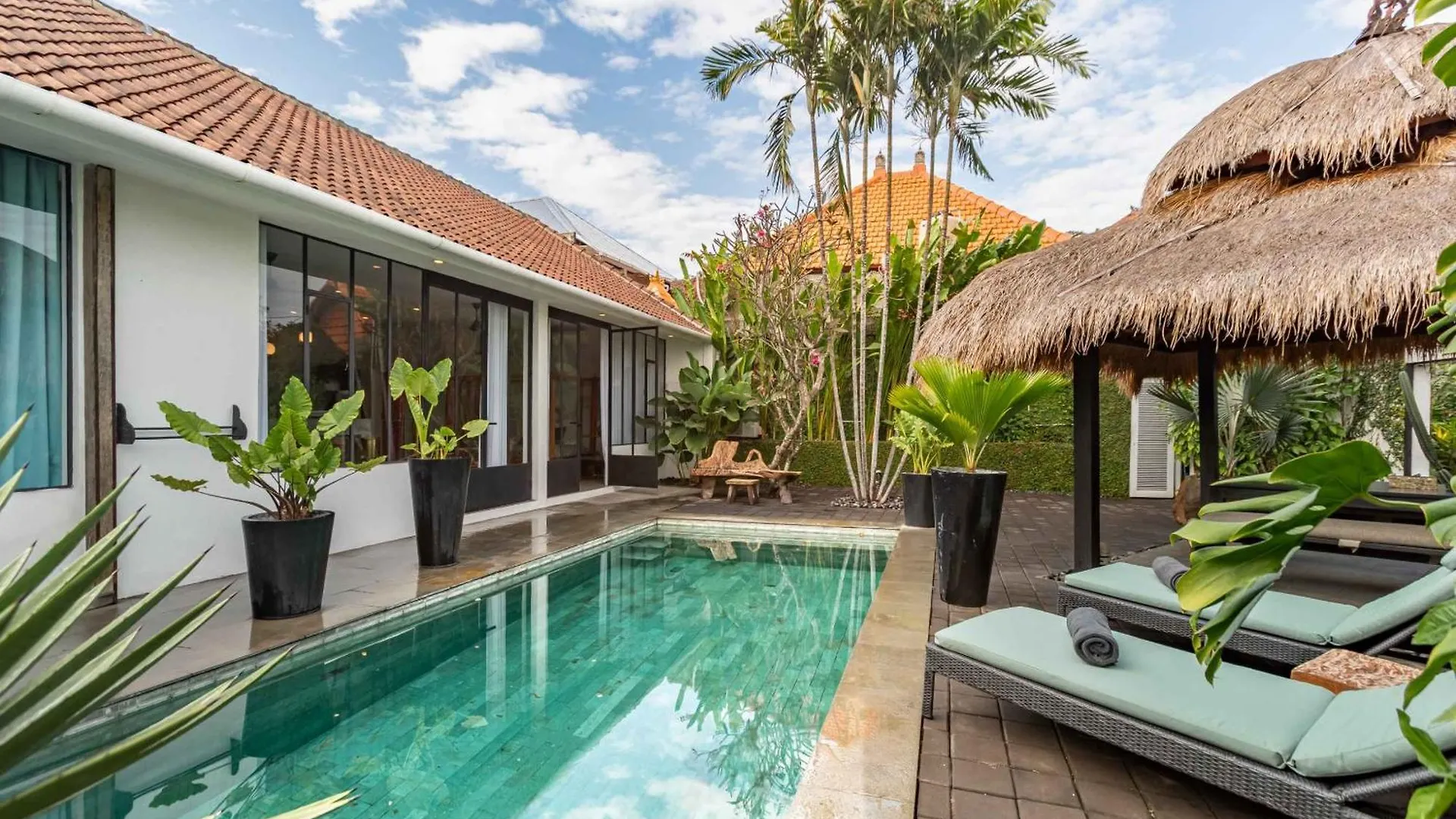 Villa Ruku-Ruku - Modern 1Br Villa With Ac Living Room & Private Pool - French Style Interior Kerobokan